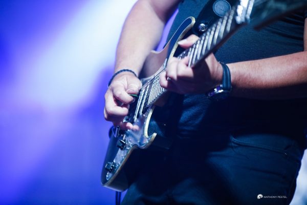 Musicien jouant pendant un concert 