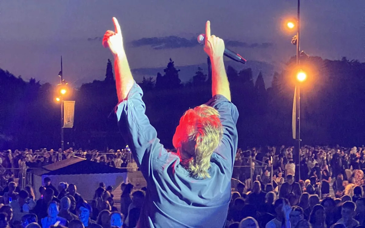 Le chanteur de Cover7 face au public du 14 juillet au parc Jacques Vernier à Douai