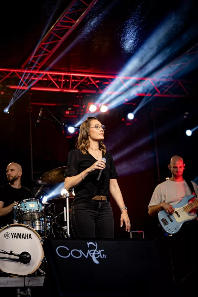 Chanteuse de Cover7 sur la grande scène du 14 juillet à Marles-les-Mines