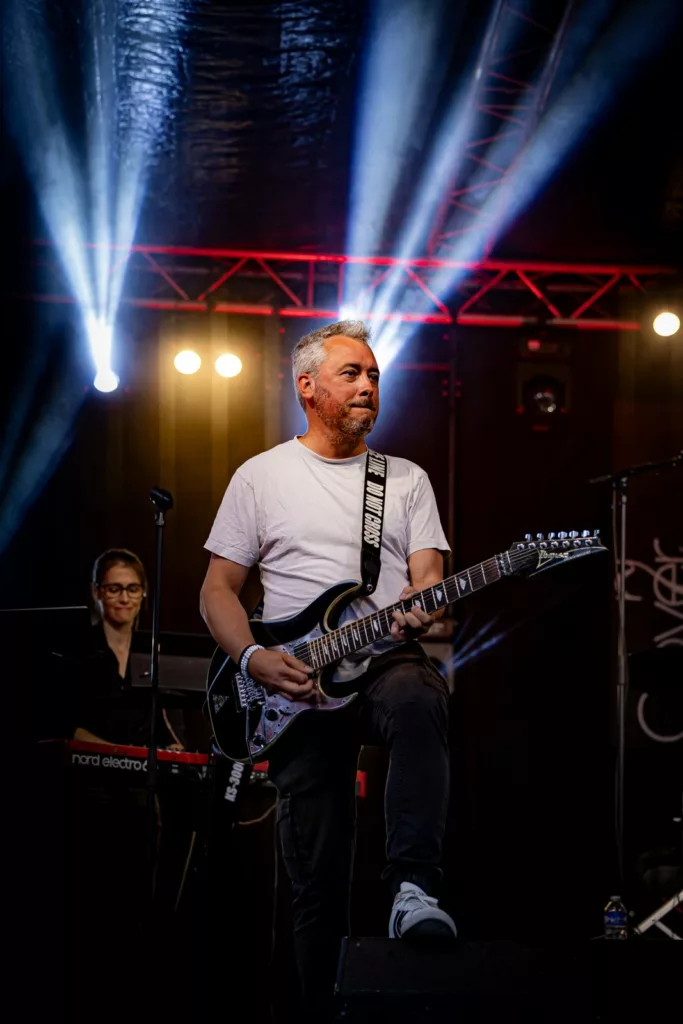 Guitariste de Cover7 en concert pour la fête nationale à Marles-les-Mines