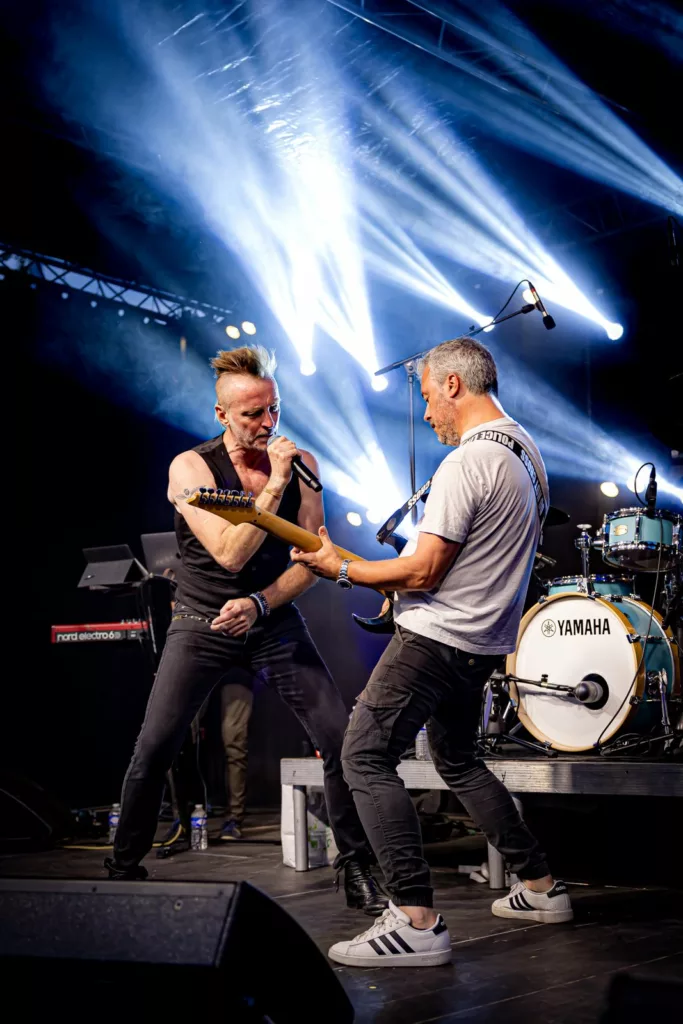 Chanteur et guitariste de Cover7 en live pour le 14 juillet à Marles-les-Mines