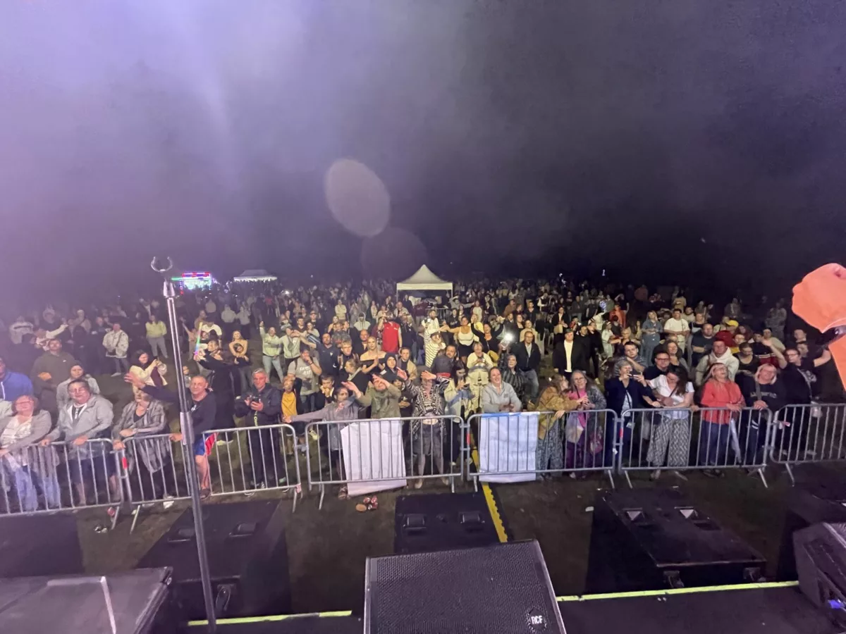 Le public du concert Cover7 du 14 juillet 2025 à Marles-les-Mines, vu depuis la scène