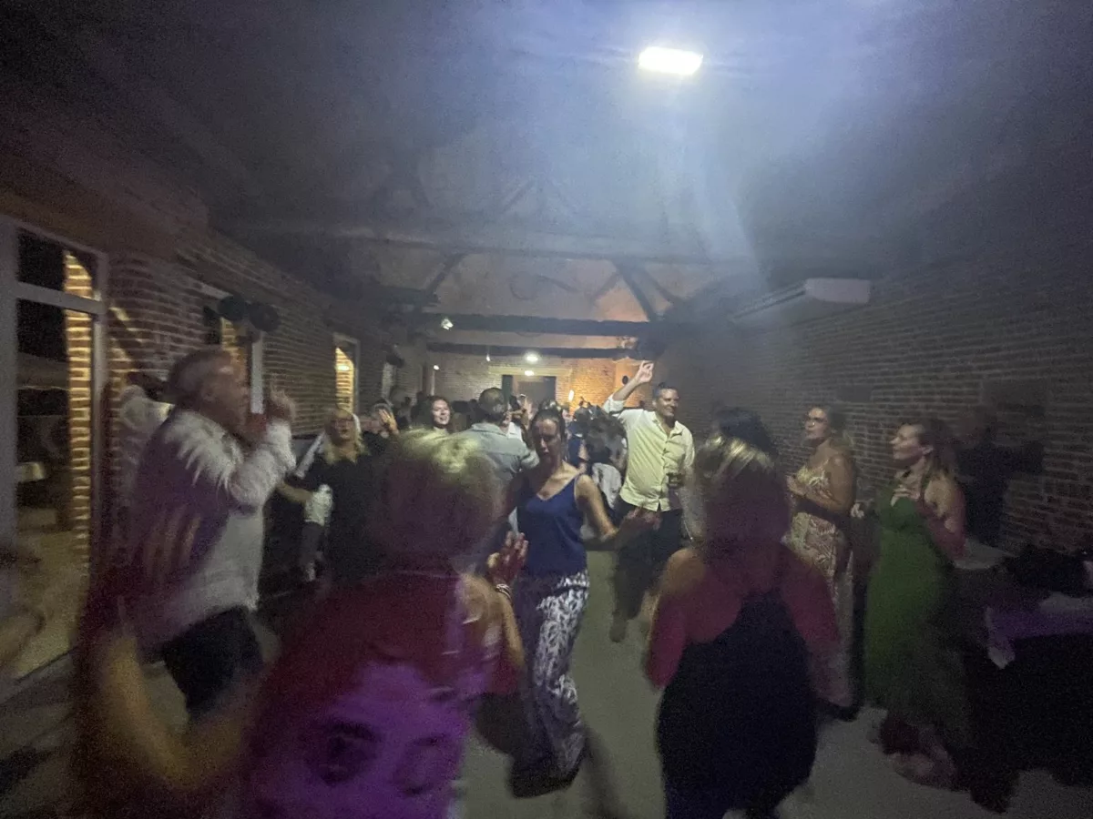Invités qui dansent pendant la soirée d'anniversaire animée par Cover7 à Busnes