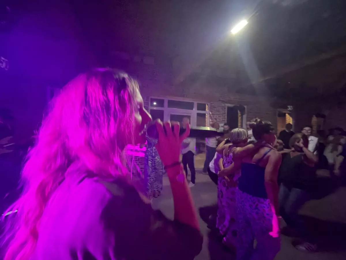 Chanteuse de Cover7 au milieu des invités lors d'un anniversaire à Busnes