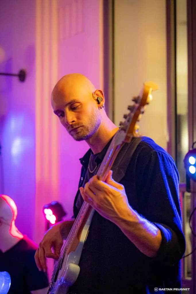 Bassiste de Cover7 pendant le concert au musée La Piscine de Roubaix