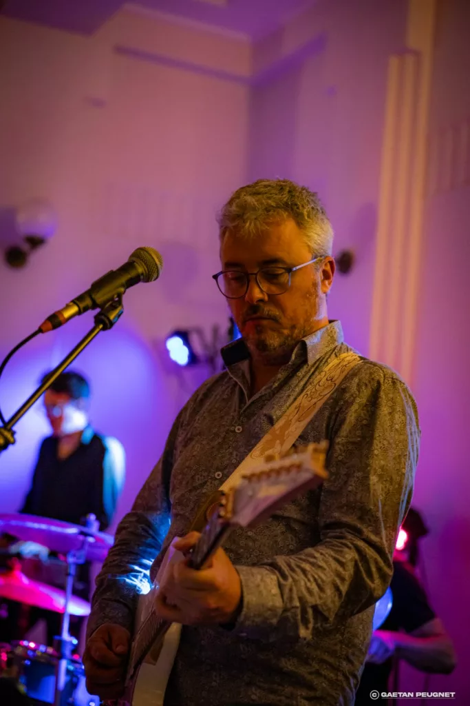 Guitariste et chanteur de Cover7 au musée La Piscine de Roubaix