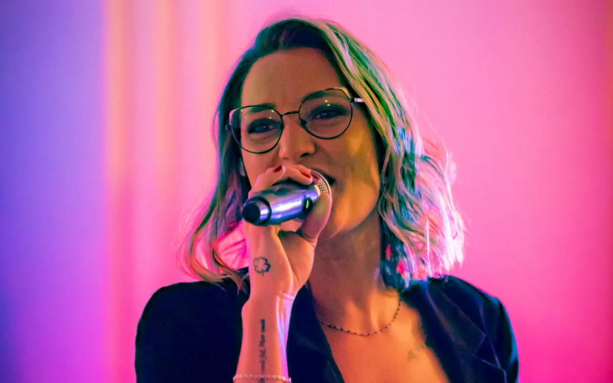 Chanteuse de Cover7 en concert au musée La Piscine de Roubaix