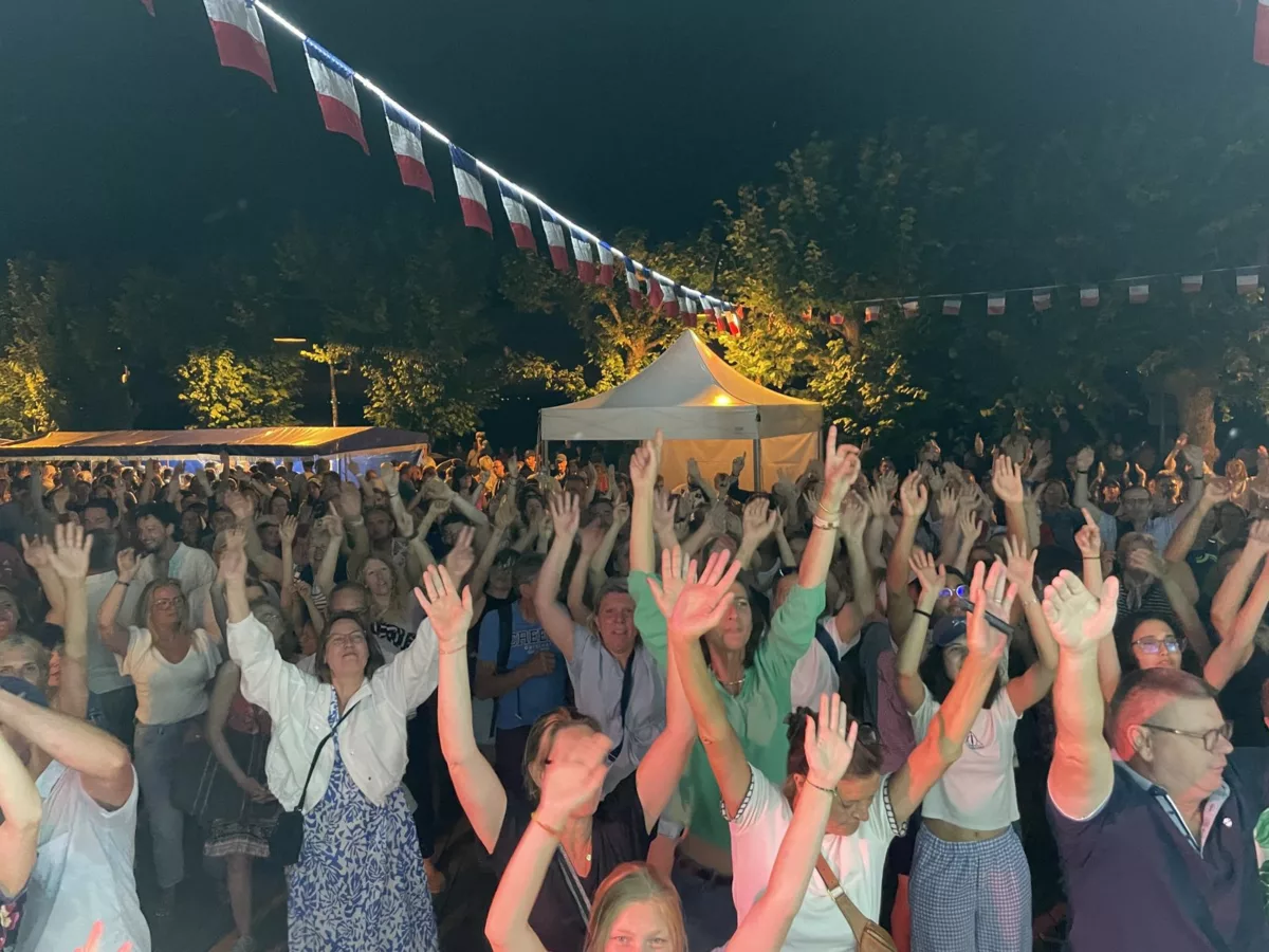 Public bras levés devant la scène de Cover7 à Saint-Valery-sur-Somme le 13 juillet 2025