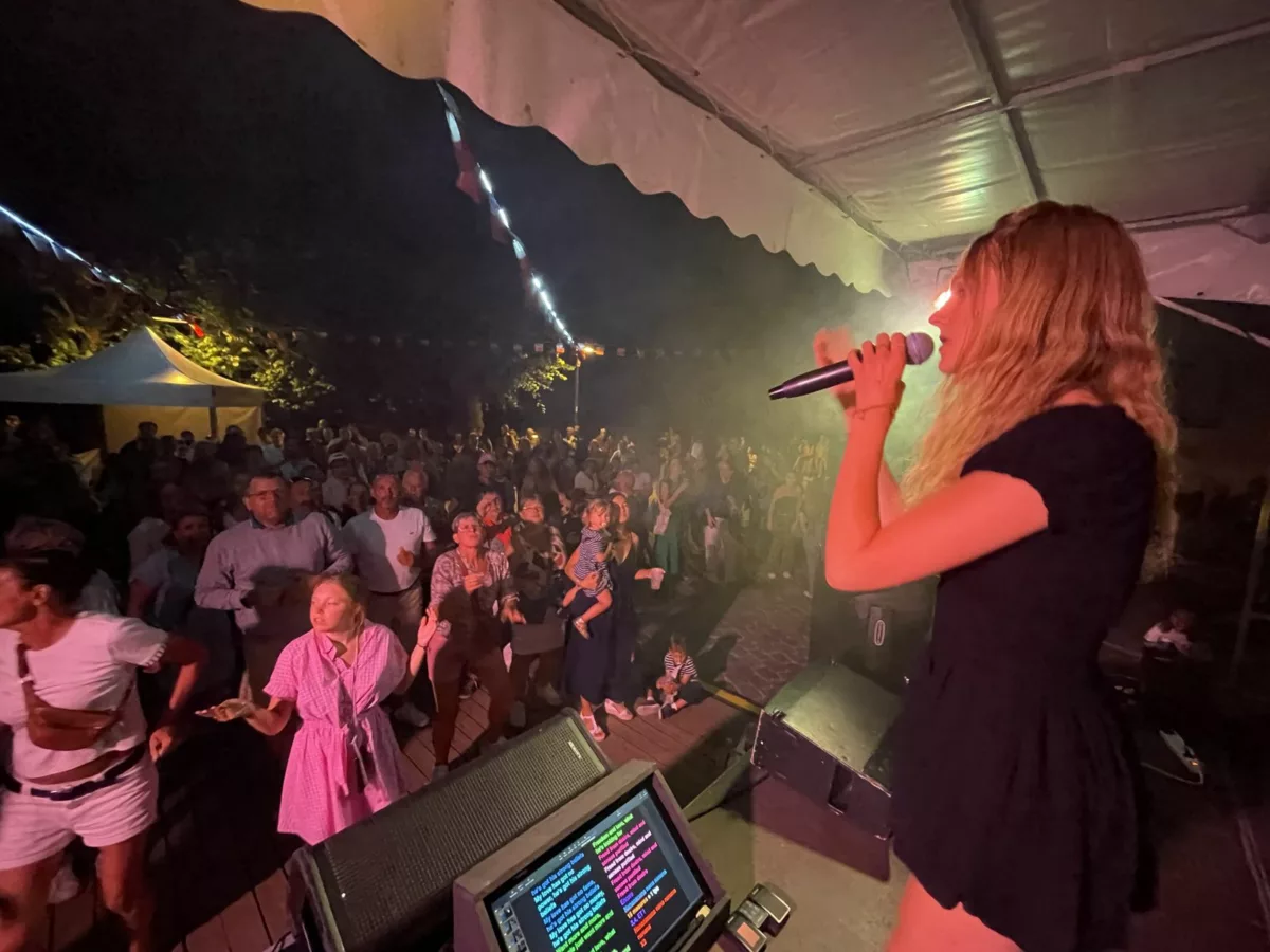 Chanteuse de Cover7 face à la foule pour le concert du 13 juillet à Saint-Valery-sur-Somme