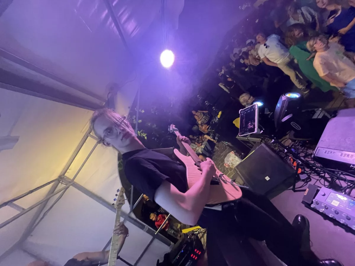 Guitariste de Cover7 sur scène, public en fête à Saint-Valery-sur-Somme