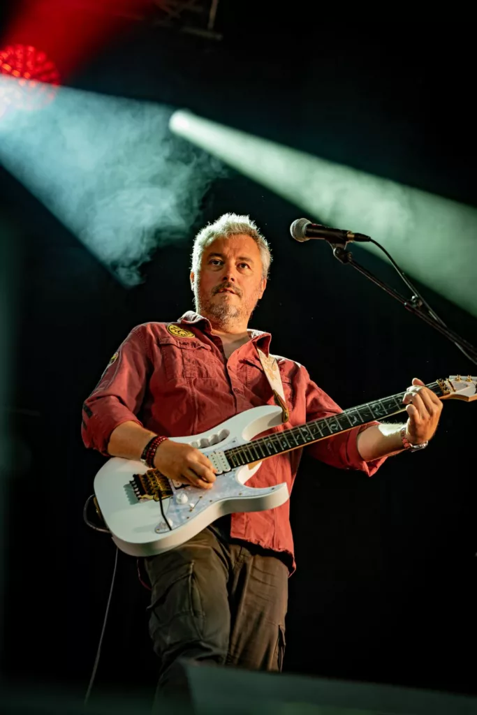 Cover7 sur scène lors d'un concert de l'été 2025