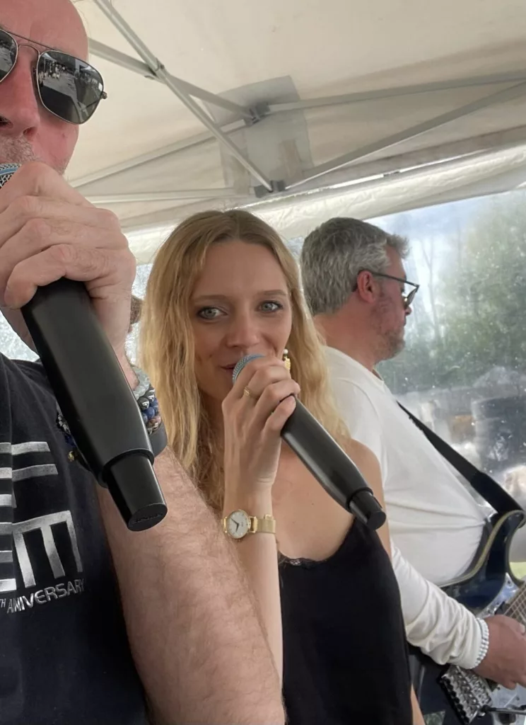 Chanteuse et chanteur de Cover7 en live au dîner d'entreprise Reflexeau, Bruay-sur-l'Escaut