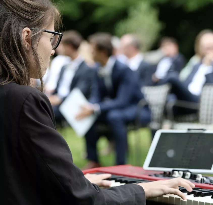 Claviériste de Cover7 pendant la cérémonie laïque en extérieur, mariage à Pont-à-Marcq