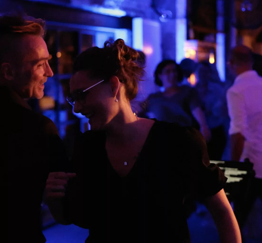 Invitée qui danse pendant la soirée de mariage animée par Cover7 à Pont-à-Marcq