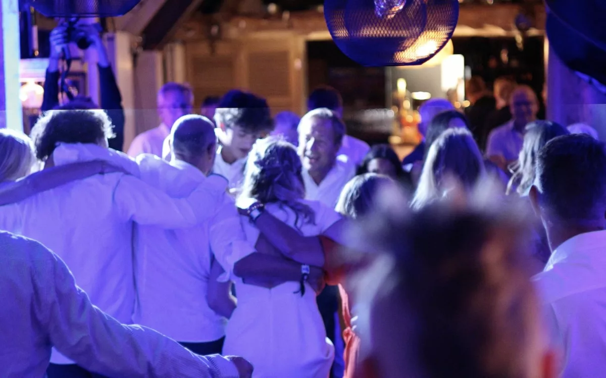 Les mariés et leurs invités sur la piste de danse, mariage à Pont-à-Marcq animé par Cover7