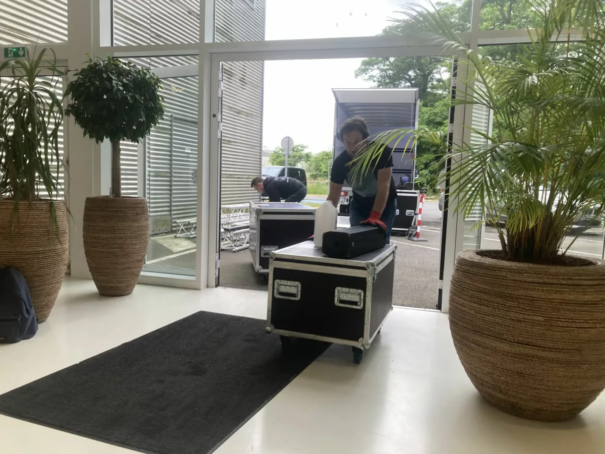 Arrivée du matériel de Cover7 dans le hall des bureaux Nhood à Villeneuve-d'Ascq