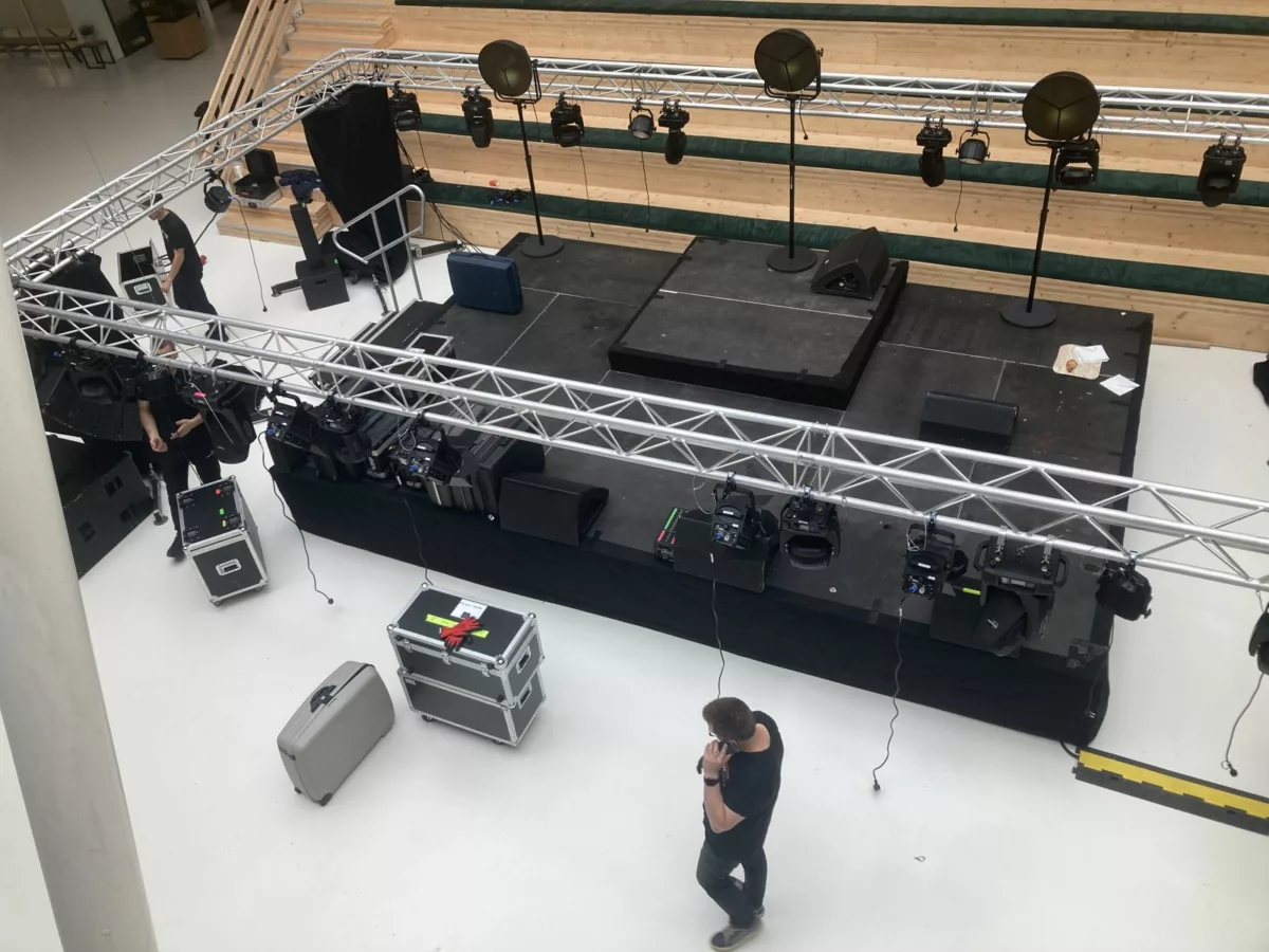 Montage de la scène et du pont lumière par Cover7 dans l'atrium de Nhood