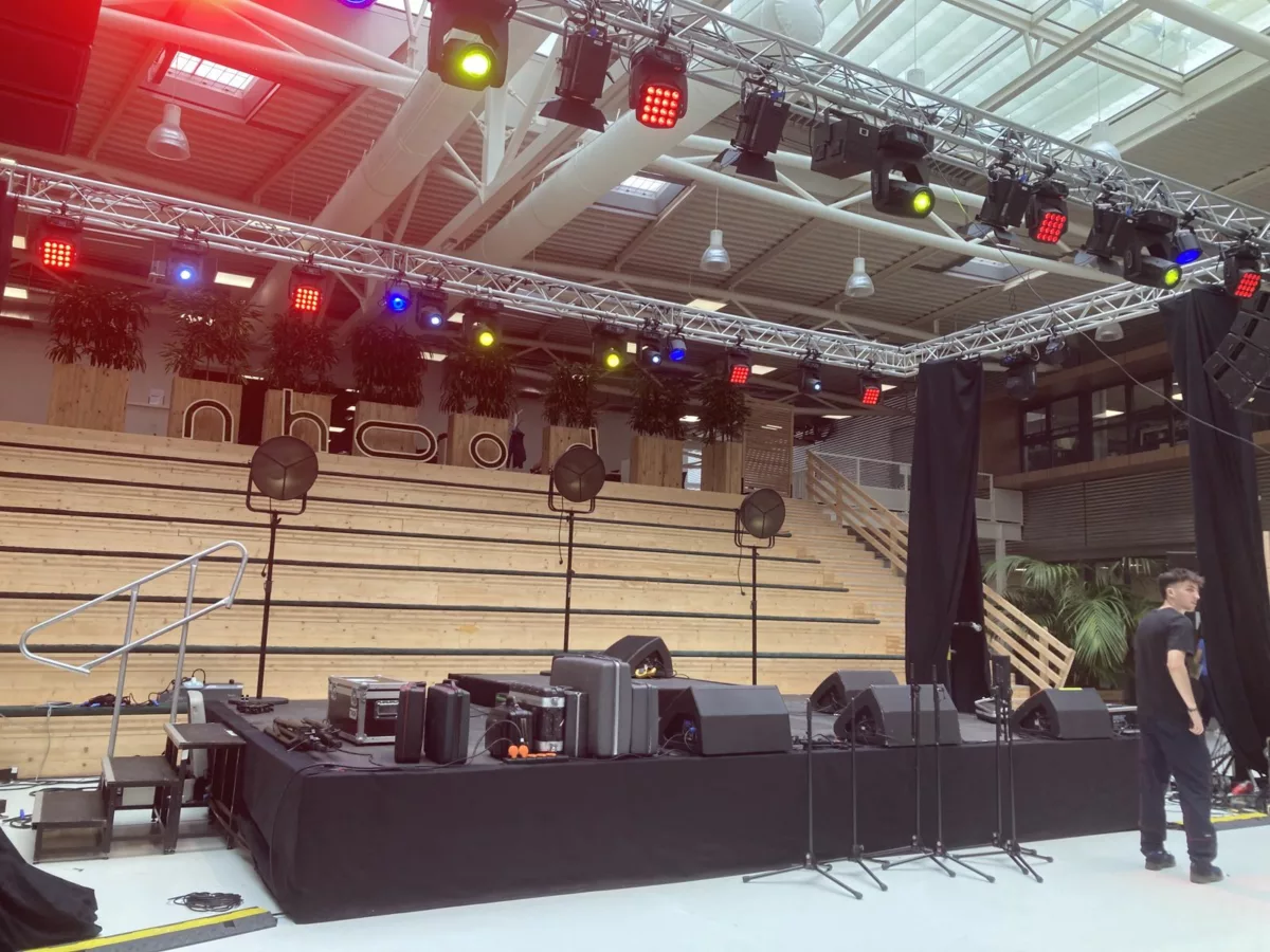 Scène, sono et lumières installées par Cover7 face aux gradins pour la soirée Nhood