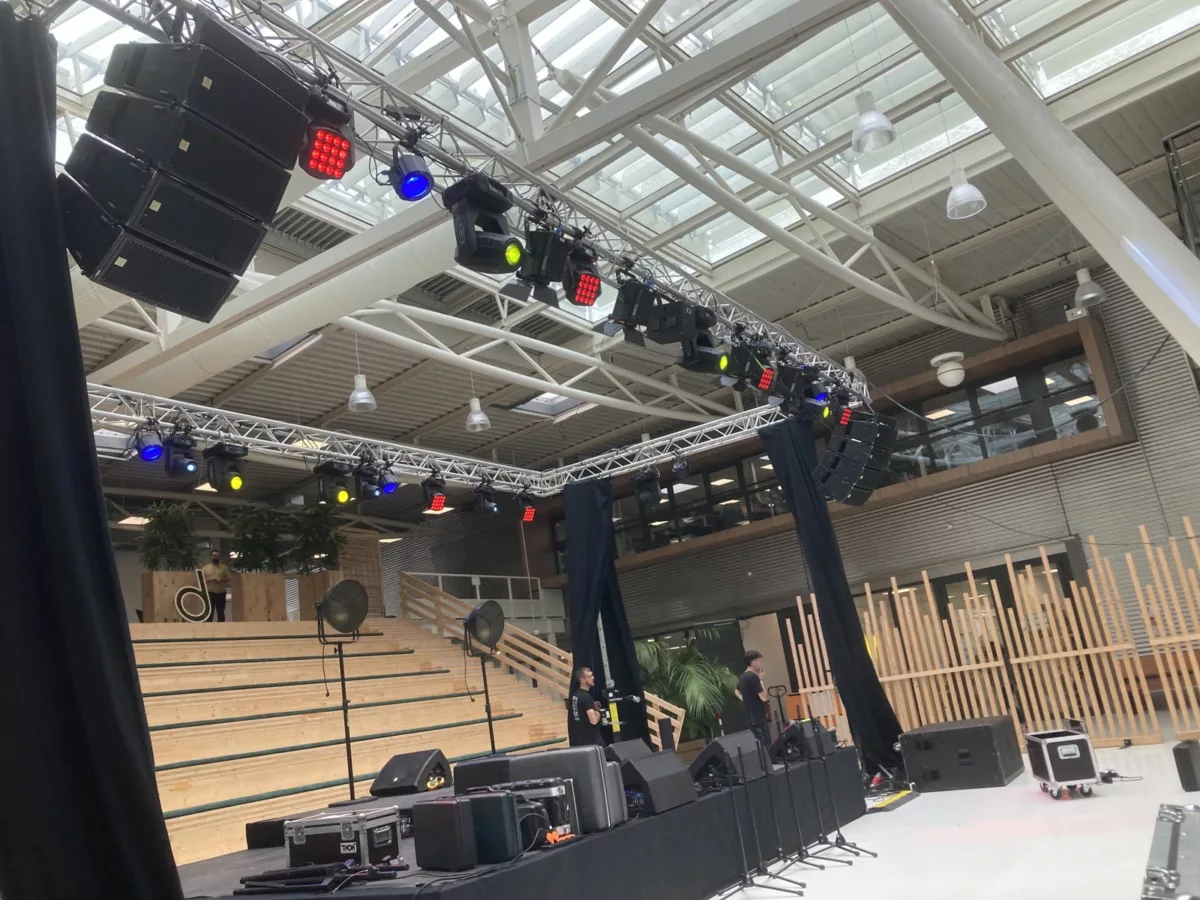Système son et éclairage accrochés par Cover7 pour la soirée collaborateurs Nhood