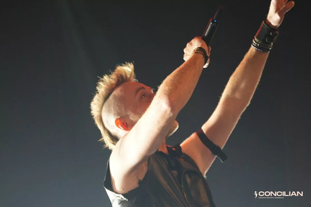 Chanteur de Cover7 bras levés sur la scène du Zéphyr à Hem, soirée Concilian