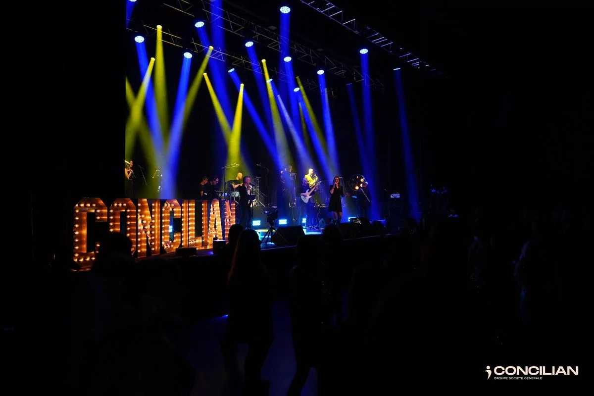 Scène du Zéphyr à Hem avec Cover7 et le logo lumineux Concilian