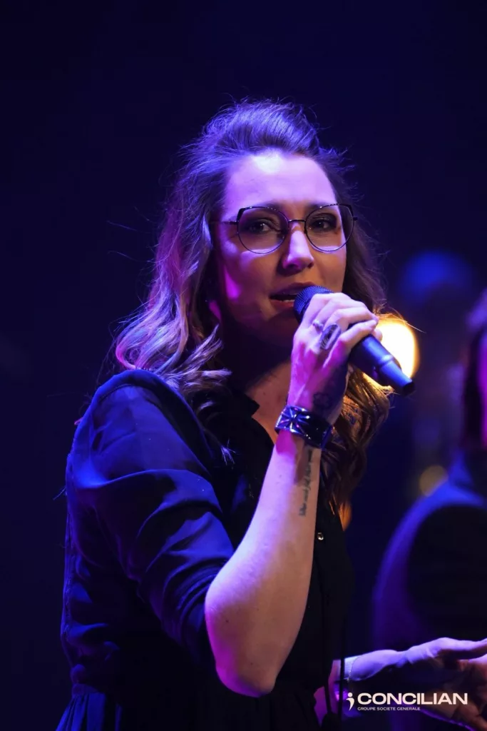 Chanteuse de Cover7 en live pour la soirée d'entreprise Concilian à Hem